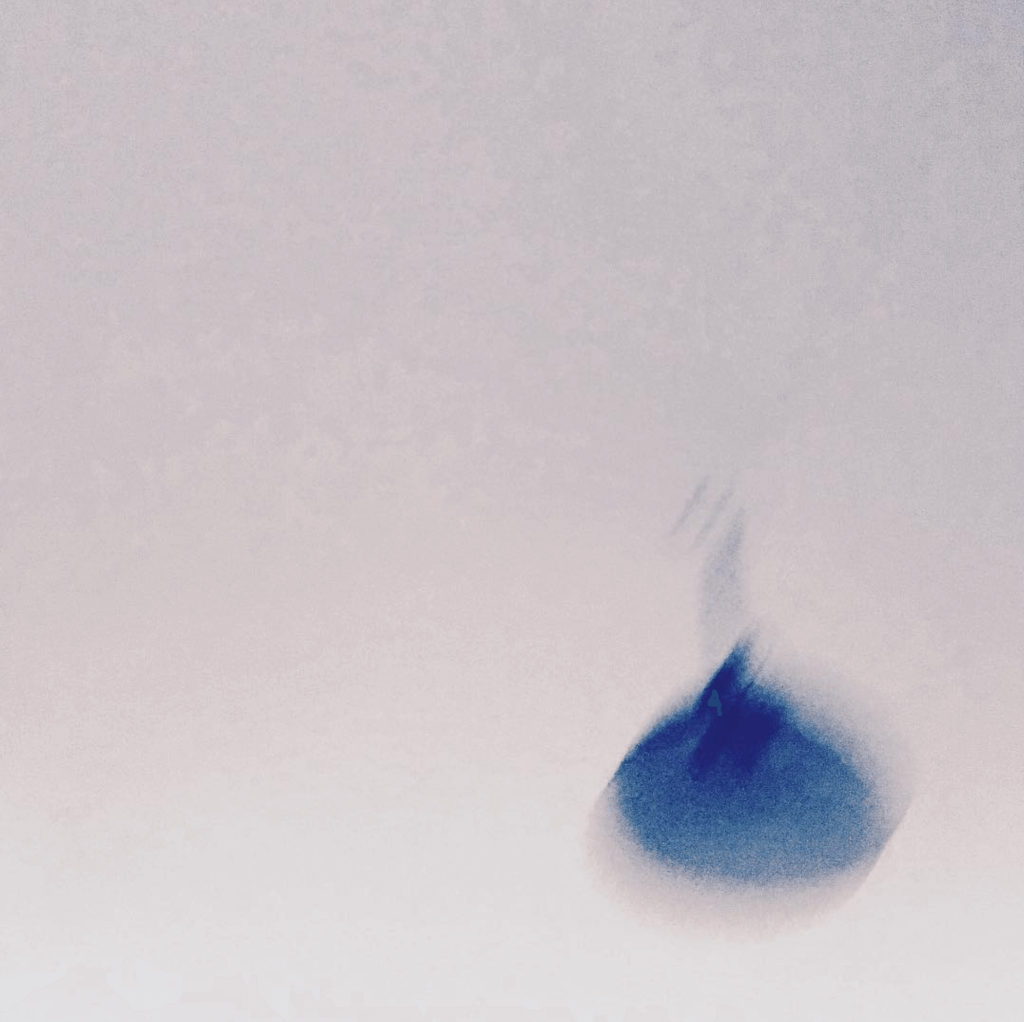 Auf dem Bild befindet sich eine Deckenlampe, die in der Luft schwingt. Es steht symbolisch für ein Pendeln ohne Orientierung.