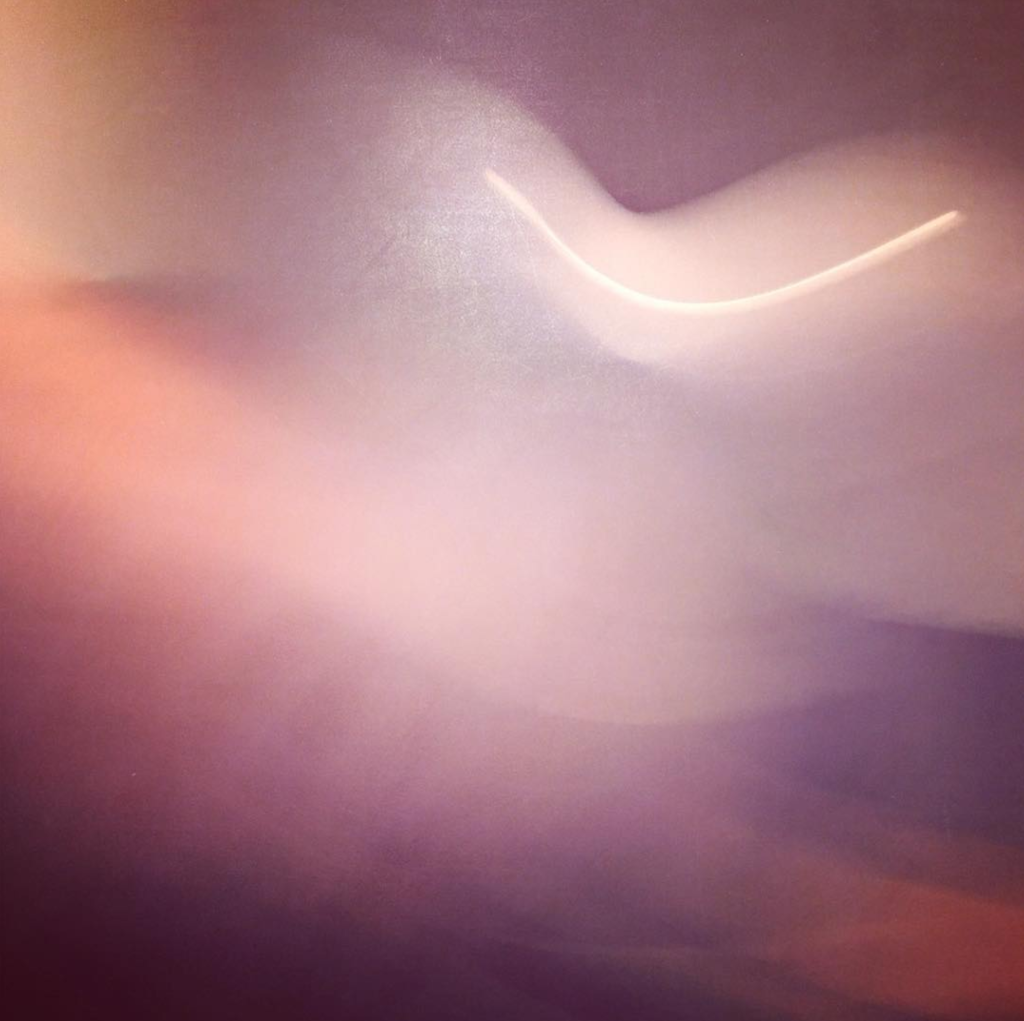 Das Bild zeigt eine Lichtirritation auf einem rosa-roten Hintergrund. Ein kunstvolles Motiv, abstrakt, aber erinnert an ein Licht in einer Wüste. Es steht für die systemische Paartherapie in Berlin.