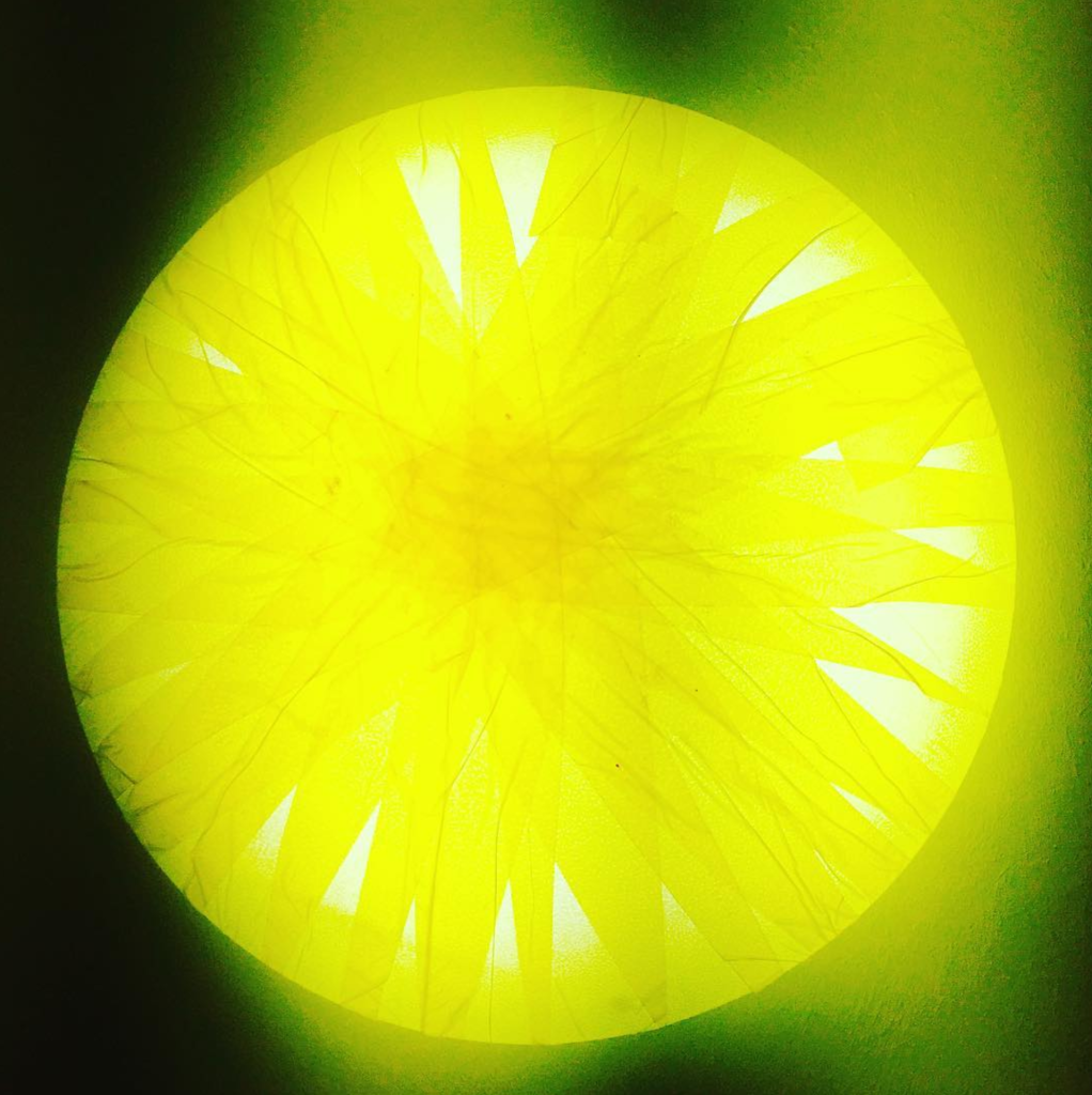 Das Bild zeigt im Nahausschnitt eine mit Klebeband überklebte Lampe in hell-gelb. Es symblisiert Licht & Schatten in der Berliner Paartherapie.